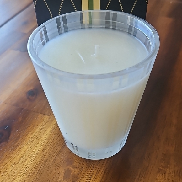 Nest Grapefruit Scented Candle - Cream - Picture 2 of 6